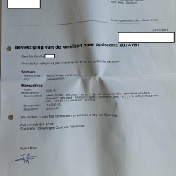Set van een 14 kt. solitair ring en een 18 kt. aanschuifring, beide bezet met diamant.