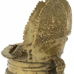 Een Hindoeïstisch bronzen olielampje, India, 2e helft 20e eeuw.