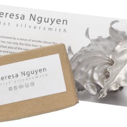 958 Zilveren bladvormige broche door bekroonde kunstenaar / zilversmid Theresa Nguyen, 2012.