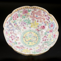 Een porseleinen eierschaal gelobde kom met draak decor. China, 19e/20e eeuw.