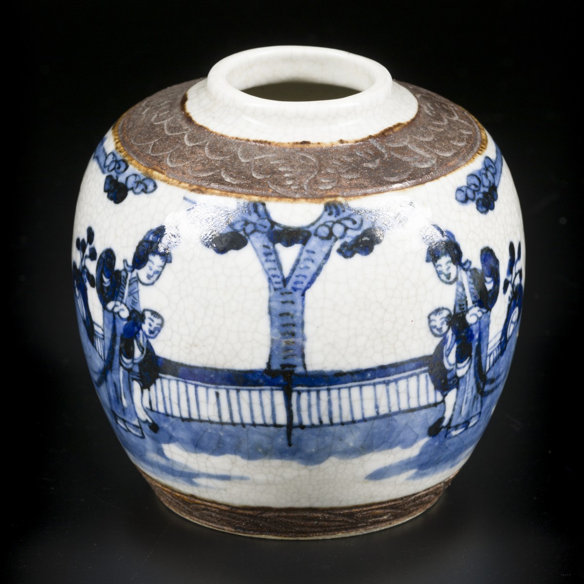 Een Porseleinen gemberpot met figuur decoratie. China, 19e eeuw.