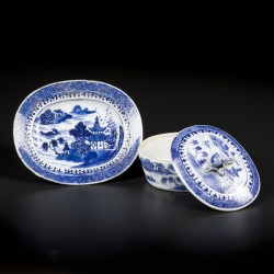 Een porseleinen ovale botervloot met onderschotel met rivierlandschap decor. China, Qianlong 18e eeuw.