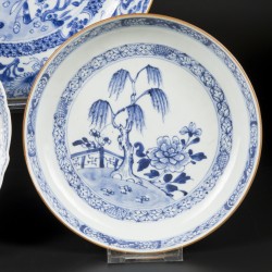 3x Porseleinen diverse blauw-witte borden met floraal decor , landschap met treurwilg en 2x lijzen decor. Chinees Qianlong 18e eeuw.