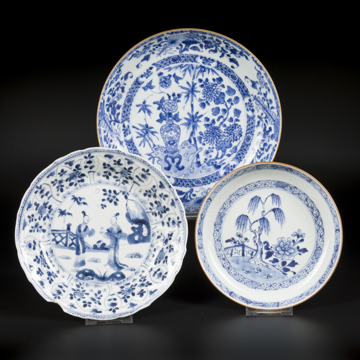 3x Porseleinen diverse blauw-witte borden met floraal decor , landschap met treurwilg en 2x lijzen decor. Chinees Qianlong 18e eeuw.