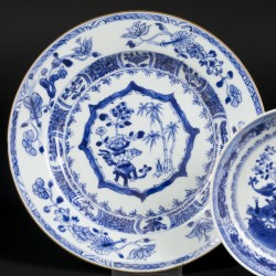 Een bord met hengselmand decor op tafel in middenperk en een roombordje. China Qianlong 18e eeuw.