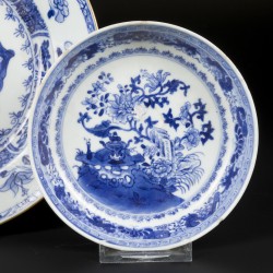 Een bord met hengselmand decor op tafel in middenperk en een roombordje. China Qianlong 18e eeuw.