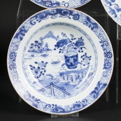 4x Porseleinen diepe borden floraal decor en rivier landschaps decor China Qianlong 18e eeuw.