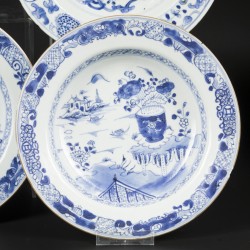 4x Porseleinen diepe borden floraal decor en rivier landschaps decor China Qianlong 18e eeuw.