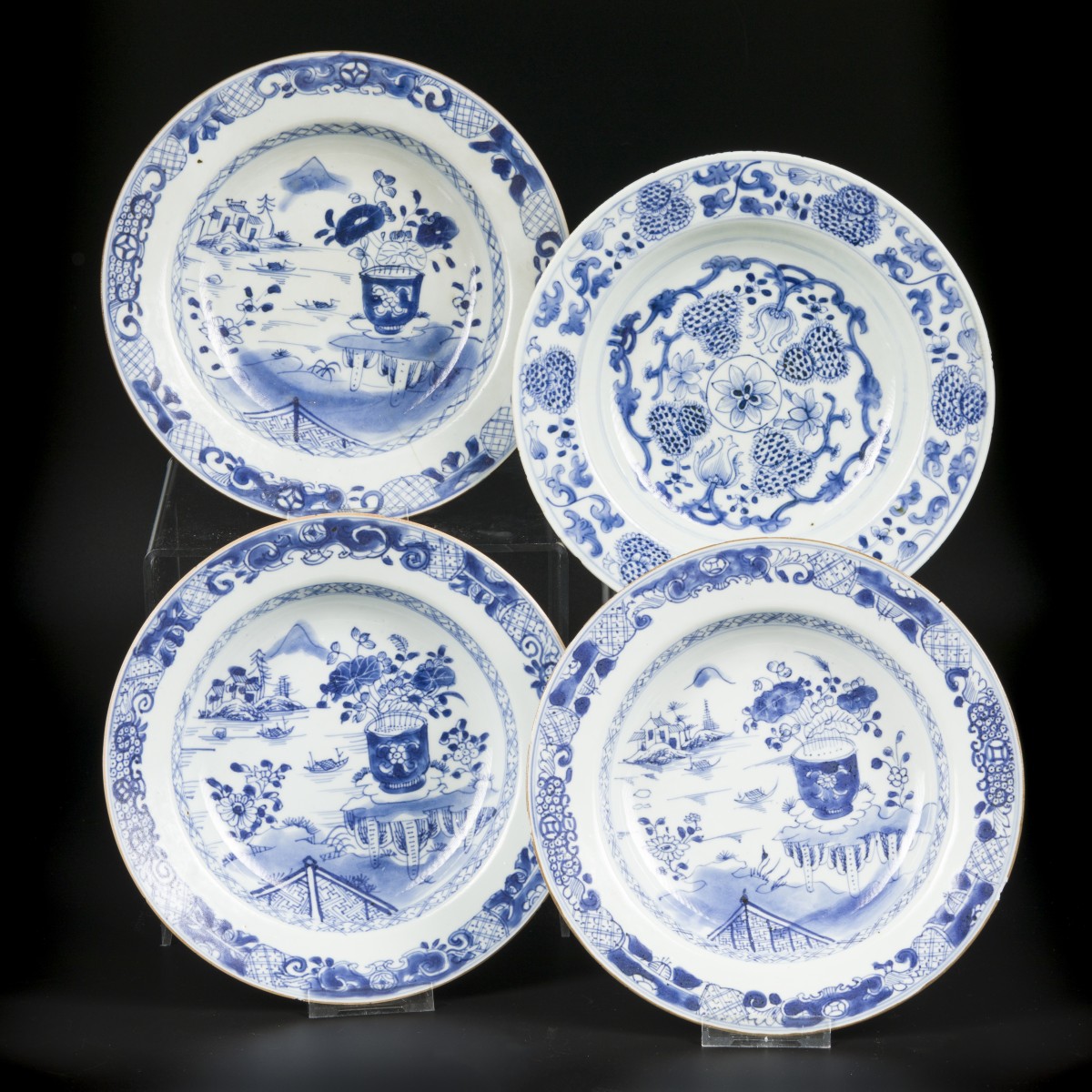 4x Porseleinen diepe borden floraal decor en rivier landschaps decor China Qianlong 18e eeuw.