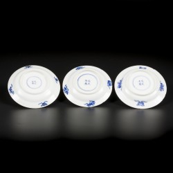 Een lot van (3) Porseleinen schoteltjes met lange lijs en spelend zotje. China, Kangxi 1662-1722.