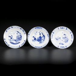 Een lot van (3) Porseleinen schoteltjes met lange lijs en spelend zotje. China, Kangxi 1662-1722.