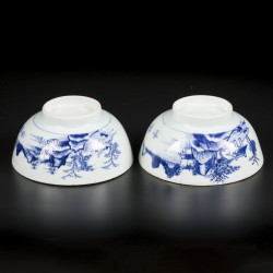 Een set van (2) Porseleinen kommen met rivierlandschap decor. China, Qianlong 18e eeuw.