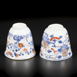 Een lot van (2) porseleinen Imari hoge koppen. China, 18e eeuw.