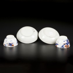 2x Imari  porseleinen kopen schotels met rivierlandschapdecor. China Qianlong 18e eeuw