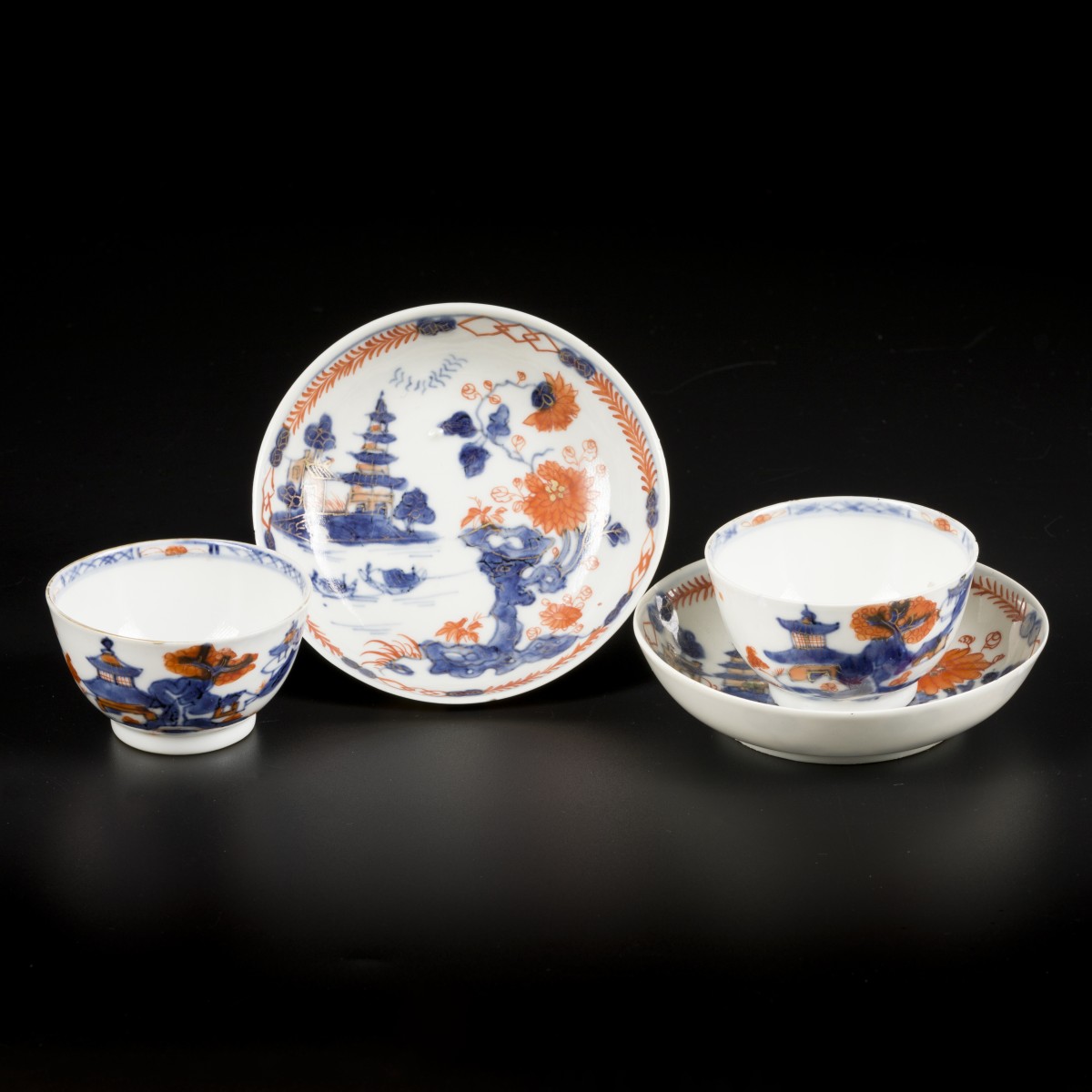 2x Imari  porseleinen kopen schotels met rivierlandschapdecor. China Qianlong 18e eeuw