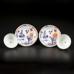 2x Imari  porseleinen kopen schotels met rivierlandschapdecor. China Qianlong 18e eeuw