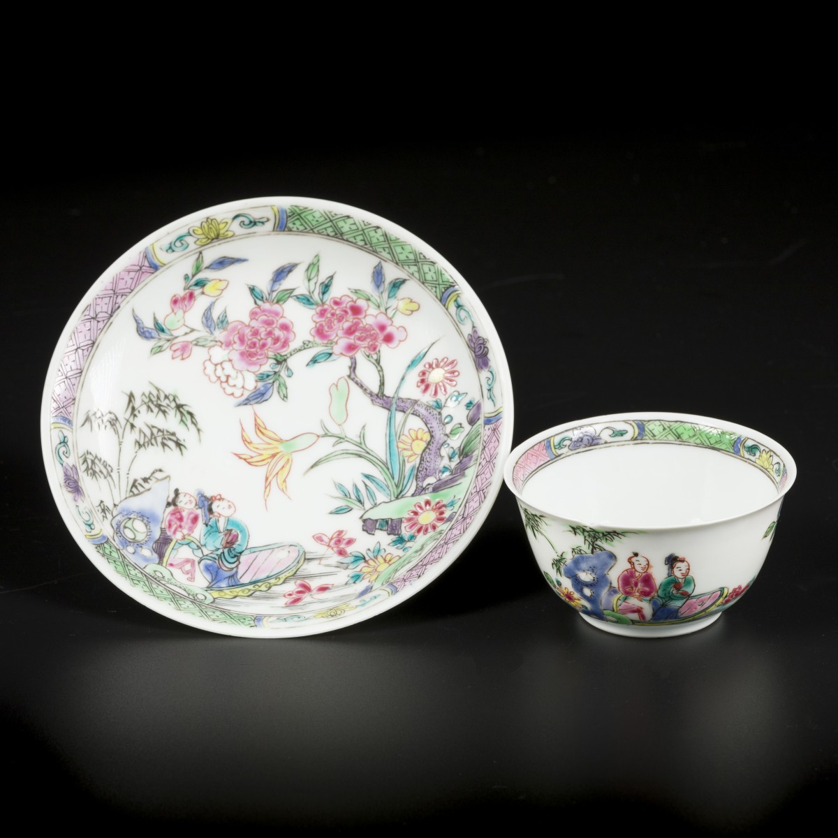 Een Famille Rose kop en schotel met rivierlandschap met figuren decor China Yongzheng ca 1735.