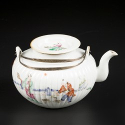 Een porseleinen famille rose theepot gedecoreerd met diverse figuren. China, Republiek periode.