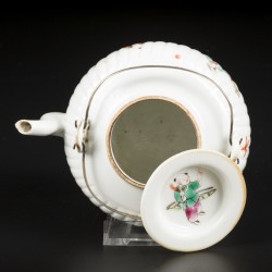 Een porseleinen famille rose theepot gedecoreerd met diverse figuren. China, Republiek periode.