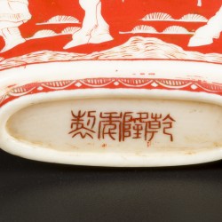 Een ivoren snuff bottle gedecoreerd met diverse figuren onder een bloesemboom. China, eind 19e eeuw.
