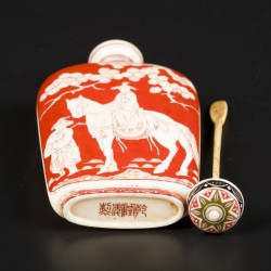 Een ivoren snuff bottle gedecoreerd met diverse figuren onder een bloesemboom. China, eind 19e eeuw.