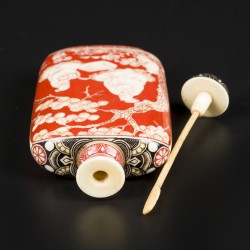 Een ivoren snuff bottle gedecoreerd met diverse figuren onder een bloesemboom. China, eind 19e eeuw.