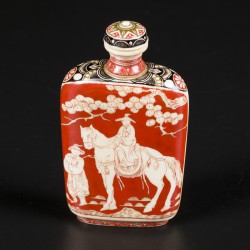 Een ivoren snuff bottle gedecoreerd met diverse figuren onder een bloesemboom. China, eind 19e eeuw.