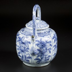Een porseleinen wijnkan met floraal decor in vakverdeling. China, Wanli.