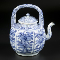 Een porseleinen wijnkan met floraal decor in vakverdeling. China, Wanli.