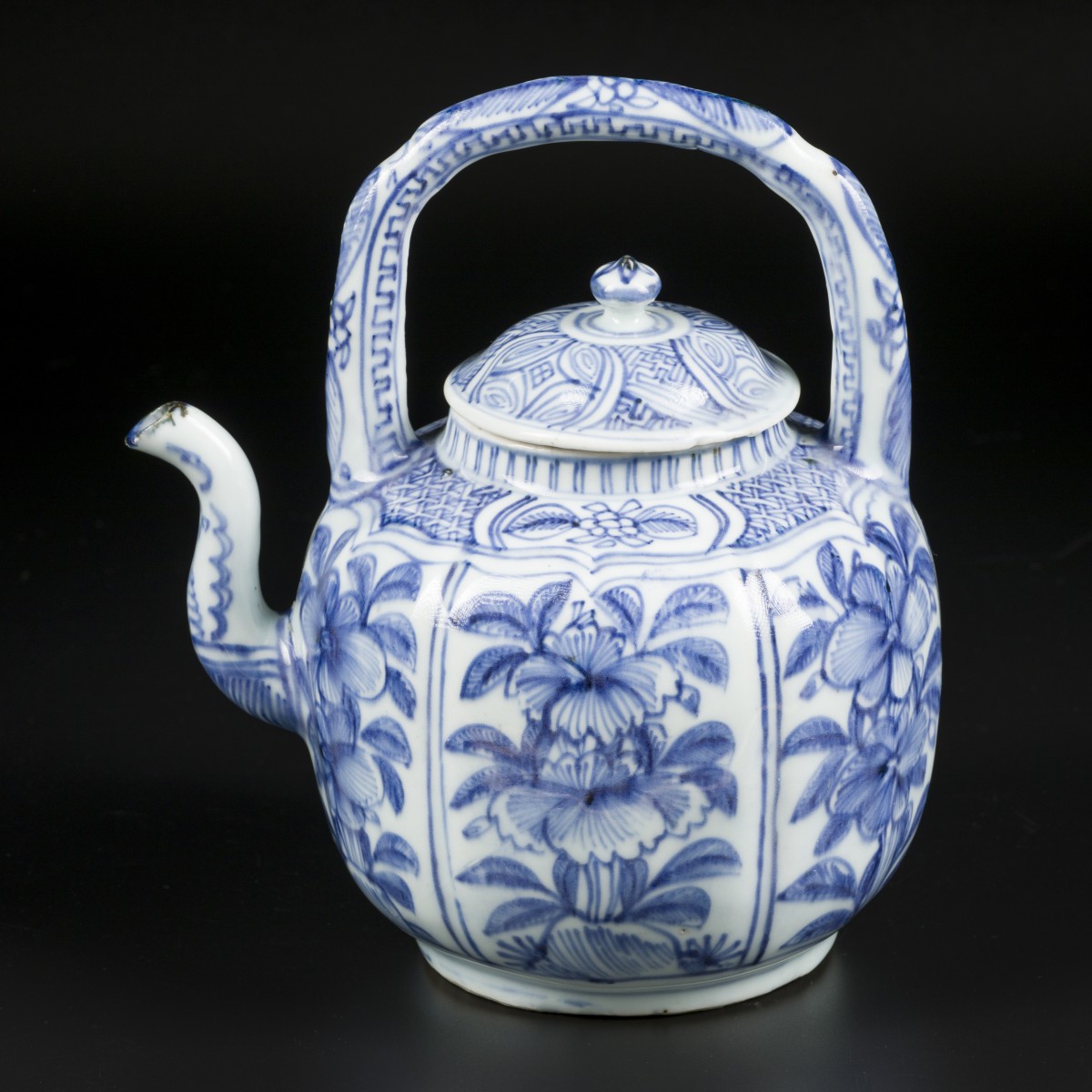 Een porseleinen wijnkan met floraal decor in vakverdeling. China, Wanli.