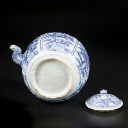 Een porseleinen wijnkan met floraal decor in vakverdeling. China, Wanli.