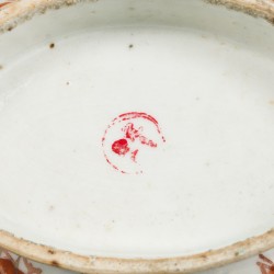 Een lot van (2) porseleinen schalen met floraal decor. China, eind 19e eeuw.