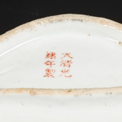Een lot van (2) porseleinen schalen met floraal decor. China, eind 19e eeuw.