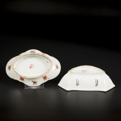 Een lot van (2) porseleinen schalen met floraal decor. China, eind 19e eeuw.