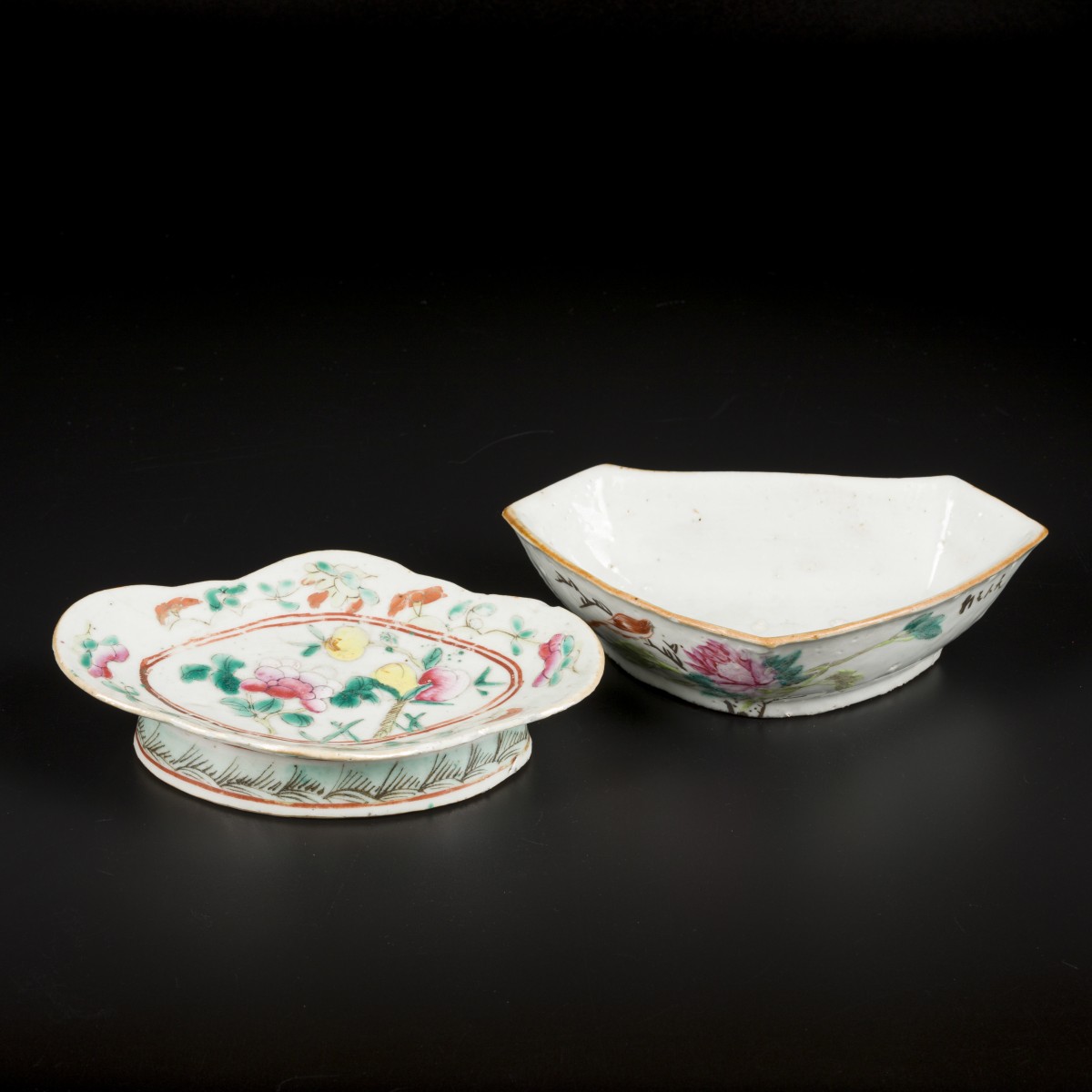 Een lot van (2) porseleinen schalen met floraal decor. China, eind 19e eeuw.