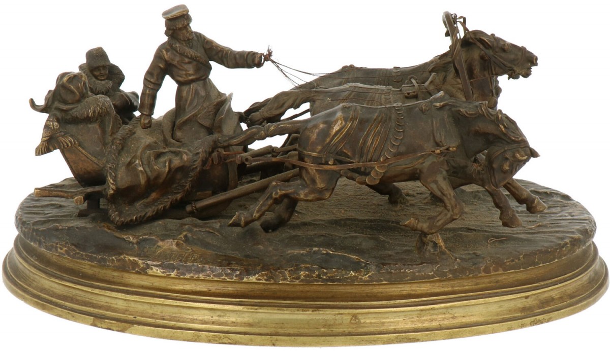 Een Russische bronzen sculptuur van een driespan. Naar Woerffel.