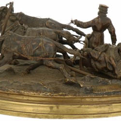 Een Russische bronzen sculptuur van een driespan. Naar Woerffel.