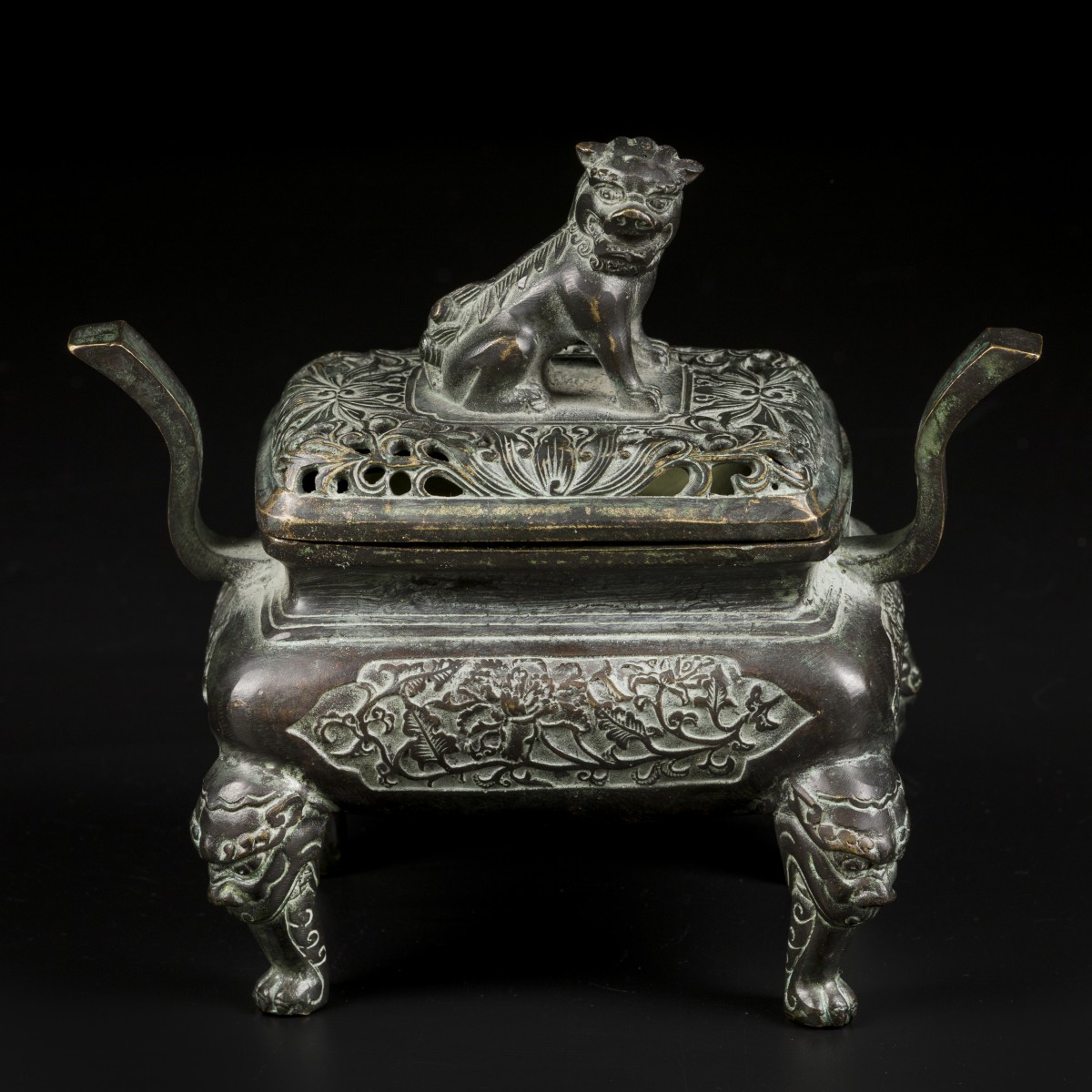 Een bronzen wierrookbrander gedecoreerd met foo-dog op deksel. China, 20e eeuw.