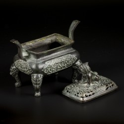 Een bronzen wierrookbrander gedecoreerd met foo-dog op deksel. China, 20e eeuw.
