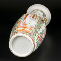 Een porseleinen balustervaas met Kanton decor. China, 19e eeuw.