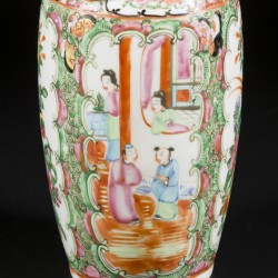 Een porseleinen balustervaas met Kanton decor. China, 19e eeuw.