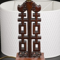 Een houten lampvoet. China, 20e eeuw.