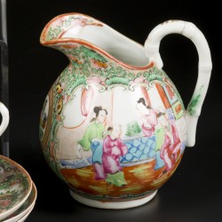 Een porseleinen theeservies met kanton decor. China, 19e eeuw.