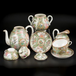 Een porseleinen theeservies met kanton decor. China, 19e eeuw.