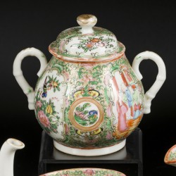 Een porseleinen theeservies met kanton decor. China, 19e eeuw.