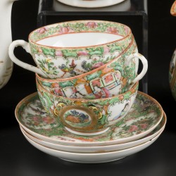 Een porseleinen theeservies met kanton decor. China, 19e eeuw.