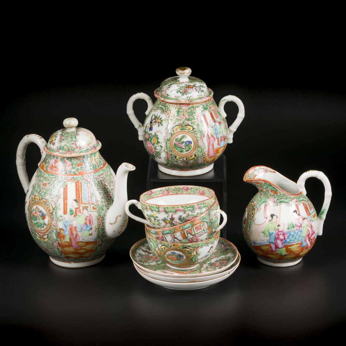 Een porseleinen theeservies met kanton decor. China, 19e eeuw.