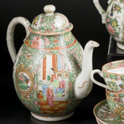 Een porseleinen theeservies met kanton decor. China, 19e eeuw.