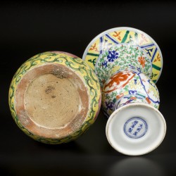 Een lot van twee porseleinen vazen naar ouder voorbeeld. China, eind 20e eeuw.