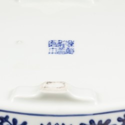 Een porseleinen jardinière met floraal decor, gemerkt aan onderzijde " Jingdezhen ". China, 20e eeuw.